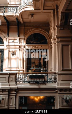 Facciata di classe beige della boutique Prada all'interno del famoso centro commerciale in GOMME DI Mosca. Prada è un marchio di moda italiano specializzato in beni di lusso Foto Stock