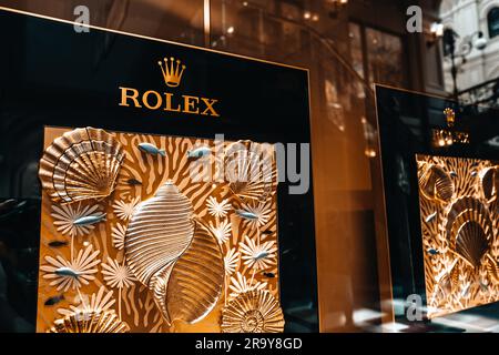 Pubblicità di orologi Rolex nella vetrina di un negozio di orologi nel famoso centro commerciale GUM. Rolex è un marchio mondiale di orologi di lusso che si affida a 4.000 watt Foto Stock