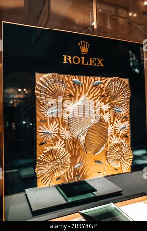 Pubblicità verticale di orologi Rolex nella vetrina di un negozio di orologi nel famoso centro commerciale GUM. Rolex è un marchio mondiale di orologi di lusso che si affida a 4 Foto Stock