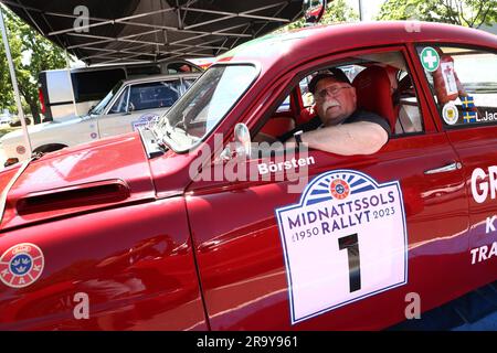 No 1 Christer Carlsson, Ydre MK, Saab 96, durante il KAK Midnattssolsrallyt (in inglese: Midnight Sun Rally) a Linköping, Svezia, giovedì. La competizione di rally è una delle più grandi competizioni storiche di rally del Nord Europa. 120 partecipanti gareggeranno nel rally che corre sulle strade di Finspång, Kisa e Motala da giovedì a sabato. Foto Stock