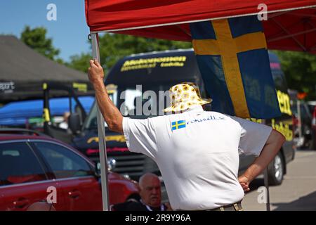 Depot Before the KAK Midnattssolsrallyt (in inglese: Midnight Sun Rally) a Linköping, Svezia, giovedì. La competizione di rally è una delle più grandi competizioni storiche di rally del Nord Europa. 120 partecipanti gareggeranno nel rally che corre sulle strade di Finspång, Kisa e Motala da giovedì a sabato. Foto Stock