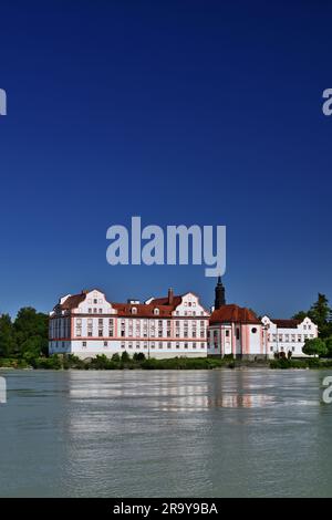 Palazzo Neuhaus presso la locanda del fiume fotografato da Schaerding, Austria, verticale Foto Stock