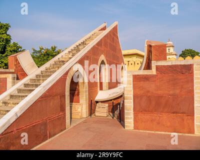 Jaipur, India - 20 dicembre 2022: Jantar mantar, sito patrimonio dell'umanità dell'UNESCO, collezione di 19 strumenti astronomici che consentono l'osservazione di astro Foto Stock