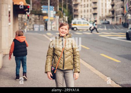 Ritratto all'aperto di due bambini che indossano giacche calde, moda primaverile per i bambini Foto Stock