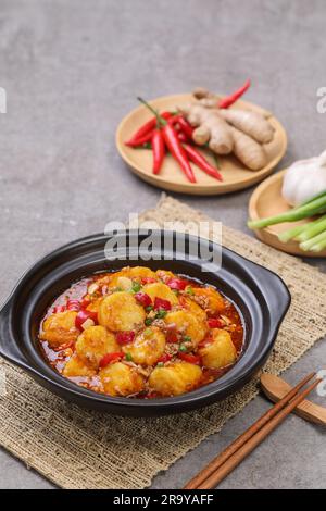 Frutti di mare brasati con tofu giapponese，tofu sfrigolante Foto Stock