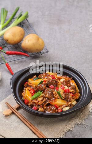 Baccetto di manzo brasato con patate in pentola di argilla Foto Stock