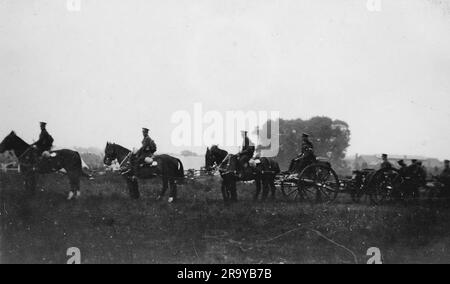 Un gruppo di truppe a cavallo che tirano una carrozza. Si tratta di una fotografia tratta da un album di scatti principalmente istantanee, c1929, durante l'occupazione della Palestina da parte dell'esercito britannico, con foto dalla Palestina e dal Regno Unito tra cui devil's Jump vicino a Churt nel Surrey e devil's Punch Bowl. L'addestramento sembra essere a Hursley Camp, vicino a Winchester. La Gran Bretagna amministrò la Palestina per conto della società delle Nazioni tra il 1920 e il 1948, un periodo denominato "mandato britannico”. Foto Stock