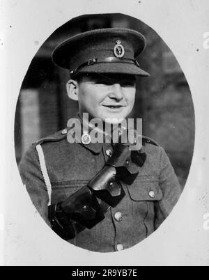 Ritratto della testa e della spalla di un soldato britannico in uniforme, probabilmente del primo periodo della guerra mondiale. Si tratta di una fotografia tratta da un album contenente principalmente istantanee. Foto Stock