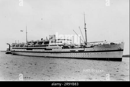 Cartolina non attribuita di H.M.T. Dunera, una nave da guerra, c1920. Si tratta di una fotografia tratta da un album di scatti principalmente istantanee, c1929, durante l'occupazione della Palestina da parte dell'esercito britannico, con foto dalla Palestina e dal Regno Unito tra cui devil's Jump vicino a Churt nel Surrey e devil's Punch Bowl. L'addestramento sembra essere a Hursley Camp, vicino a Winchester. La Gran Bretagna amministrò la Palestina per conto della società delle Nazioni tra il 1920 e il 1948, un periodo denominato "mandato britannico”. Foto Stock