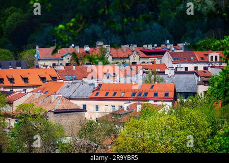 Vilnius, Lituania - 06 05 2023: Vista sui tetti arancioni delle case nella città vecchia. Foto Stock