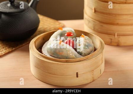 yumcha, panino di funghi di cristallo dim sum (baozi) in cestino di bambù Foto Stock