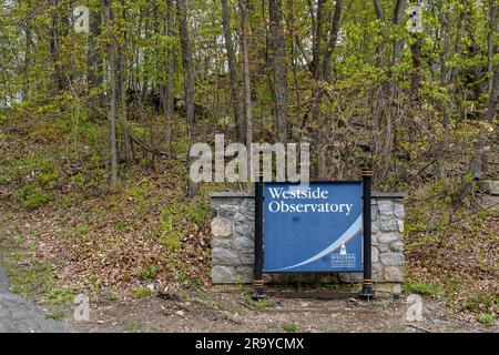 Danbury, Connecticut - 3 maggio 2023: L'osservatorio Westside si trova su una collina nel campus Westside della Western Connecticut State University. Foto Stock