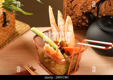 Yumcha, dim sum, Spring Rolls, Un wrapper sottile e croccante con gamberi e verdure all'interno. Cheun Goon Foto Stock