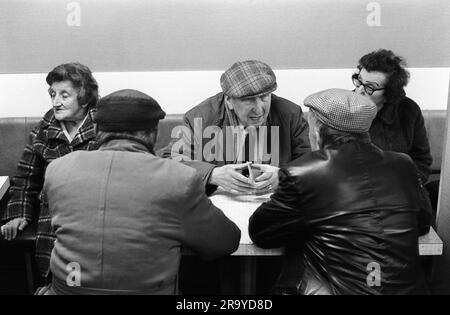 East End Londra anni '1970, gruppo di lavoratori bianchi amici discutono la vita in un bar . Whitchapel High Street, Londra, Inghilterra anni '1974 70 UK HOMER SYKES Foto Stock