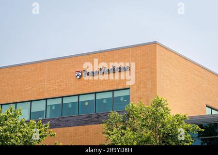 Somers Point, New Jersey - 22 maggio 2023: Insegna e logo Penn Medicine sull'edificio del centro di cura della maternità nel campus dello Shore Medical Center Foto Stock