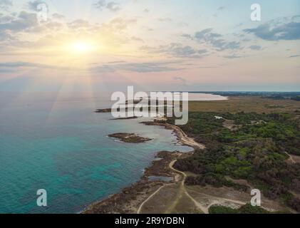 Zenith vista del mare intorno a Torre Guaceto in Puglia, Italia. Lo shot esalta gli strati della morfologia del terreno e i colori dell'Europa Foto Stock