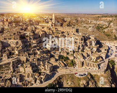 Vista dall'alto, splendida vista aerea dello skyline di Matera durante una splendida alba. Matera è una città situata su uno sperone roccioso nella regione di Basilic Foto Stock