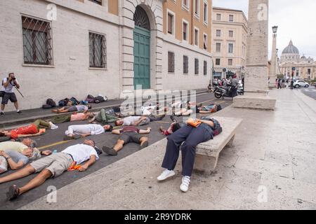 Roma, Italia. 29 giugno 2023. Gli attivisti di ''ultima generazione'' sono sdraiati sul terreno per simulare le loro morti (Credit Image: © Matteo Nardone/Pacific Press via ZUMA Press Wire) SOLO PER USO EDITORIALE! Non per USO commerciale! Foto Stock