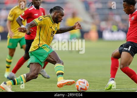 St Louis, Missouri. USA; l'attaccante giamaicano Michail Antonio (18) cerca di dribblare dal centrocampista di Trinidad e Tobago Ajani Fortune (8) durante una CONCACAF Gold C. Foto Stock