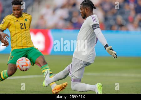 St Louis, Missouri. USA; il portiere giamaicano Andre Blake (1) esce per salvare, ma il centrocampista Andre Rampersad (17) segna l'unico gol per Trinida Foto Stock