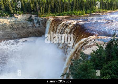 Le meravigliose Alexandra Falls si schiantano attraverso il Twin Falls Gorge Provincial Park nei territori del Nord-Ovest, Canada Foto Stock