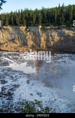 Le meravigliose Alexandra Falls si schiantano attraverso il Twin Falls Gorge Provincial Park nei territori del Nord-Ovest, Canada Foto Stock