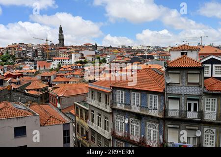 Vista su Porto, Portogallo, con tetti piastrellati e alcune pareti piastrellate Foto Stock