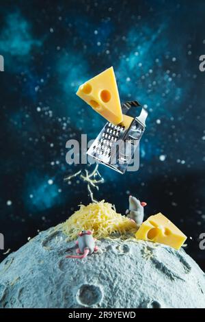 Piccoli topi di plasticina sulla luna. Grattugia levitante e un pezzo di formaggio. Foto Stock