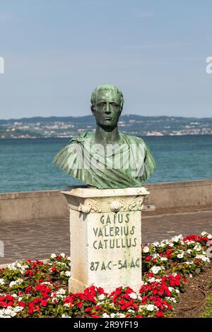 Monumento busto in bronzo di Gaio Valerio Catullo, famoso poeta latino in Piazza Carducci, Sirmione, Lago di Garda, Italia, Europa Foto Stock