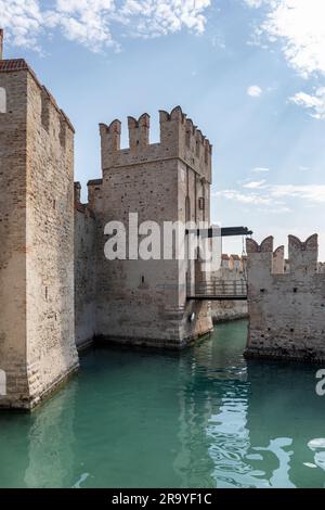 Ponte levatoio del Castello Scaligero di Sirmione, fortezza simbolo di Sirmione, Lago di Garda, Italia, Europa Foto Stock