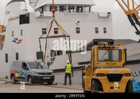 Hugh Town, St Marys, Isles of Scilly, Regno Unito. 10 giugno 2023. Un veicolo commerciale che viene scaricato con una gru dal ponte anteriore del traghetto MV Scillonian III Foto Stock