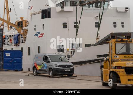 Hugh Town, St Marys, Isles of Scilly, Regno Unito. 10 giugno 2023. Un veicolo commerciale che viene scaricato con una gru dal ponte anteriore del traghetto MV Scillonian III Foto Stock