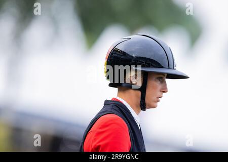 Aquisgrana, Germania. 29 giugno 2023. Sport equestre, salto: CHIO, Coppa delle nazioni. Il pilota tedesco Jana Wargers si prepara per il suo giro nell'area di riscaldamento. Crediti: Rolf Vennenbernd/dpa/Alamy Live News Foto Stock