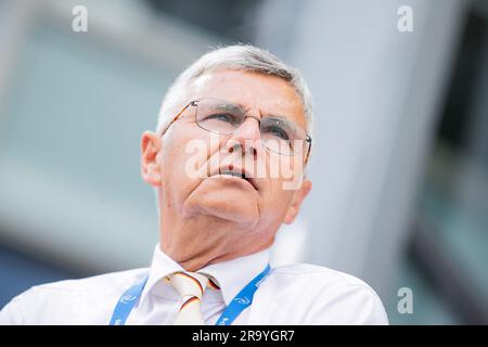 Aquisgrana, Germania. 29 giugno 2023. Sport equestre, salto: CHIO, Coppa delle nazioni. L'allenatore nazionale otto Becker segue il giro dei piloti Wargers. Crediti: Rolf Vennenbernd/dpa/Alamy Live News Foto Stock