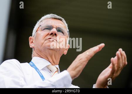 Aquisgrana, Germania. 29 giugno 2023. Sport equestre, salto: CHIO, Coppa delle nazioni. L'allenatore nazionale otto Becker applaude dopo il giro del pilota Dreher. Crediti: Rolf Vennenbernd/dpa/Alamy Live News Foto Stock