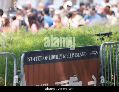 New York, Stati Uniti. 29 giugno 2023. I turisti aspettano di salire a bordo di un traghetto per Liberty Island e la Statua della libertà nei giorni che precedono la festa nazionale del 4 luglio di giovedì 29 giugno 2023 a New York City. Foto di John Angelillo/UPI Credit: UPI/Alamy Live News Foto Stock