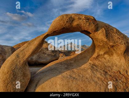 Monte Whitney incorniciato dal Mobius Arch nelle Alabama Hills vicino a Lone Pine, California Foto Stock