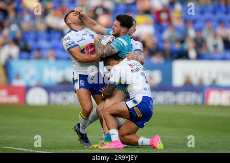 Warrington, Regno Unito. 29 giugno 2023. Matty Russell #34 dei Warrington Wolves prende un braccio in faccia da James Bentley #11 dei Leeds Rhinos durante la partita Betfred Super League Round 17 Warrington Wolves vs Leeds Rhinos all'Halliwell Jones Stadium, Warrington, Regno Unito, 29 giugno 2023 (foto di Steve Flynn/News Images) a Warrington, Regno Unito il 6/29/2023. (Foto di Steve Flynn/News Images/Sipa USA) credito: SIPA USA/Alamy Live News Foto Stock