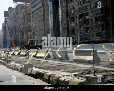 Cairo, Egitto, 23 giugno 2023: Il progetto di sviluppo del ponte del 15 maggio prevede l'ampliamento e l'aggiornamento dei lavori in corso di costruzione Foto Stock