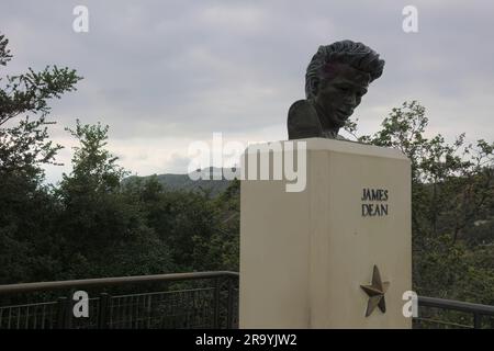 James Dean commissionò il busto dell'artista Kenneth Kendall all'Osservatorio Griffith con l'insegna di Hollywood Los Angeles California USA Foto Stock