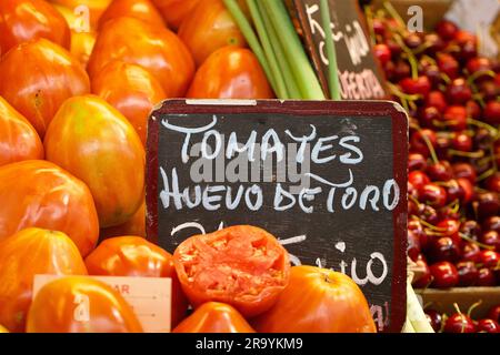 Pomodori Huevo de Toro in vendita in un mercato spagnolo, Malaga, Spagna Foto Stock