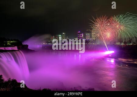 Cascate del Niagara illuminate di notte da colorati fuochi d'artificio, Cascate del Niagara, NY, USA Foto Stock