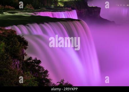 Cascate del Niagara illuminate di notte da luci viola, Cascate del Niagara, NY, USA Foto Stock