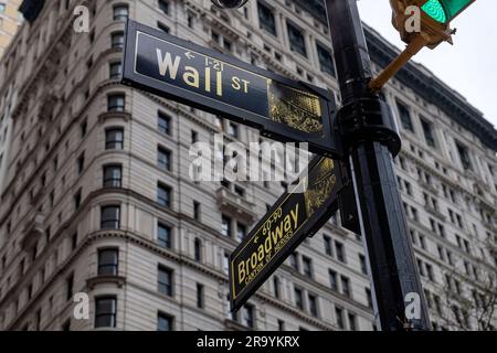 Insegna Wall Street e Broadway a Manhattan, New York, USA Foto Stock