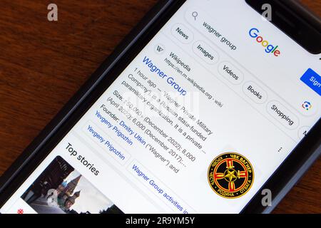 Risultato della ricerca Google di Wagner Group visualizzato su un iPhone. Il Wagner Group è un'organizzazione paramilitare russa finanziata dallo Stato (PMC Wagner) Foto Stock