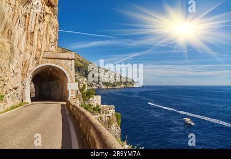 Caratteristico tunnel della costiera amalfitana, Italia, Europa Foto Stock