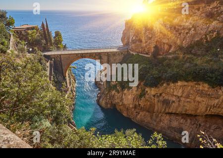 Il ponte ad arco a Fiordo di Furore sulla Costiera Amalfitana, Italia, in una giornata di sole Foto Stock
