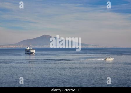 Vesuvio vulcano visto dal porto di Sorento, Italia Foto Stock