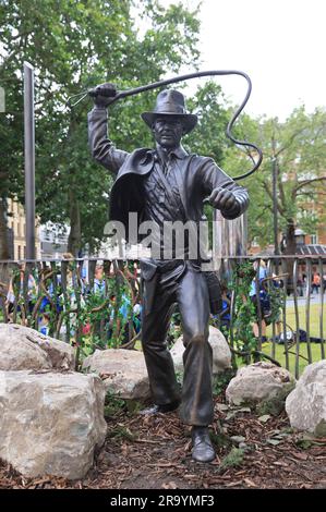 La statua in bronzo di Harrison Ford nel ruolo di Indiana Jones, il suo iconico personaggio esploratore, è stata svelata a Leicester Square per celebrare l'uscita del quinto, e probabilmente ultimo film, "Indiana Jones and the Dial of Destiny". Il personaggio si unisce ad altre icone cinematografiche nell'area Scenes in the Square, Londra, Regno Unito Foto Stock