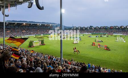 Aquisgrana, Germania. 29 giugno 2023. Sport equestre, salto: CHIO, Coppa delle nazioni. Il pilota tedesco Jana Wargers è celebrato dal pubblico dopo la sua guida chiara. Crediti: Rolf Vennenbernd/dpa/Alamy Live News Foto Stock